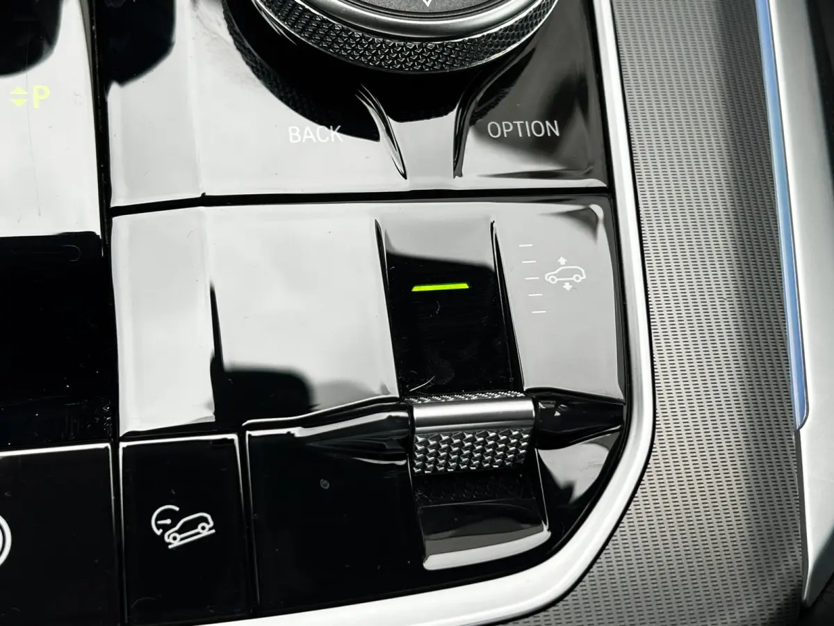 XDrive45e High Executive M-pakket_3d camera_Drive assist
