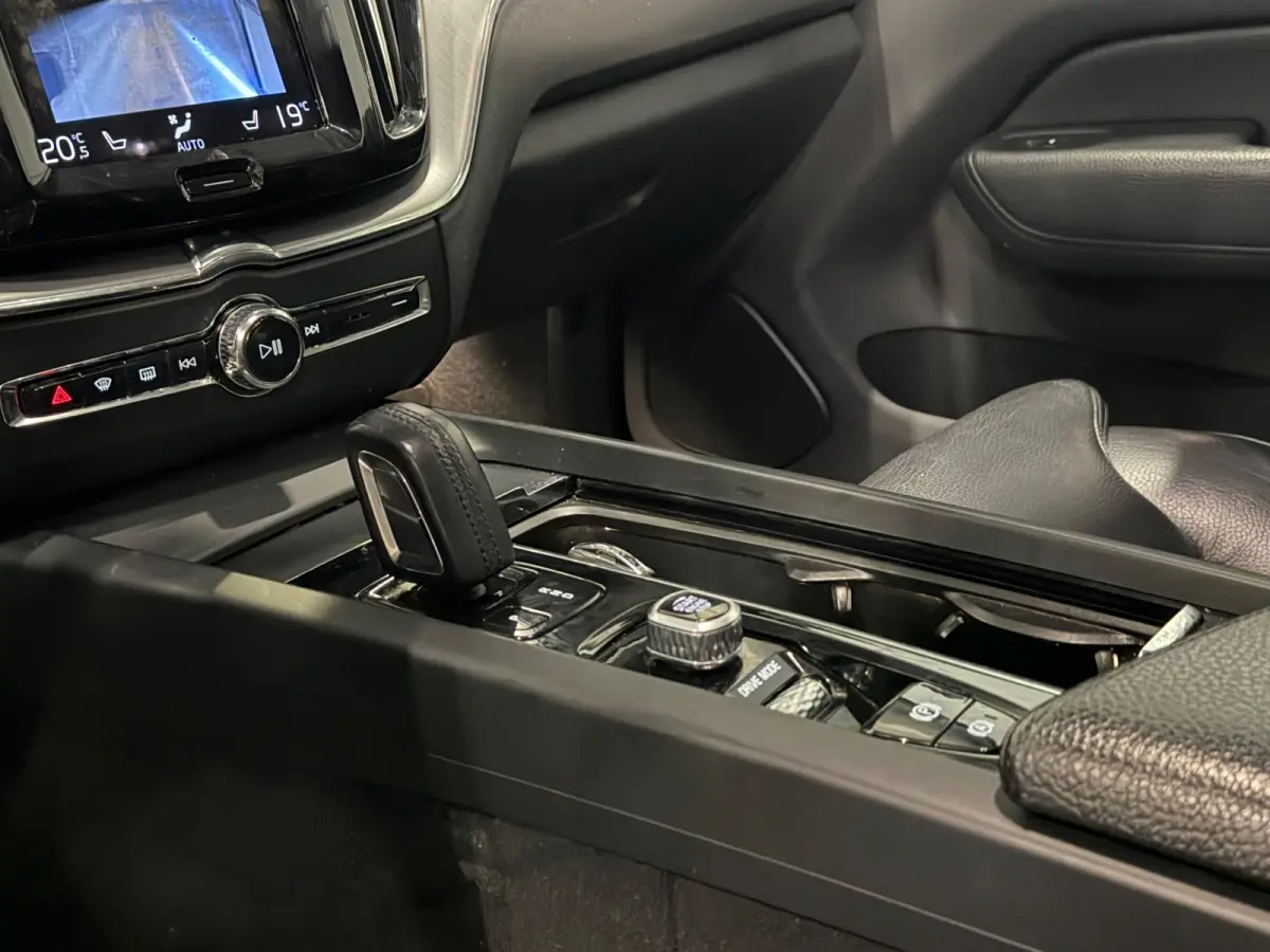 2.0 Recharge T6 AWD Inscription | PANO | LEDER | H&K | 360 CAMERA