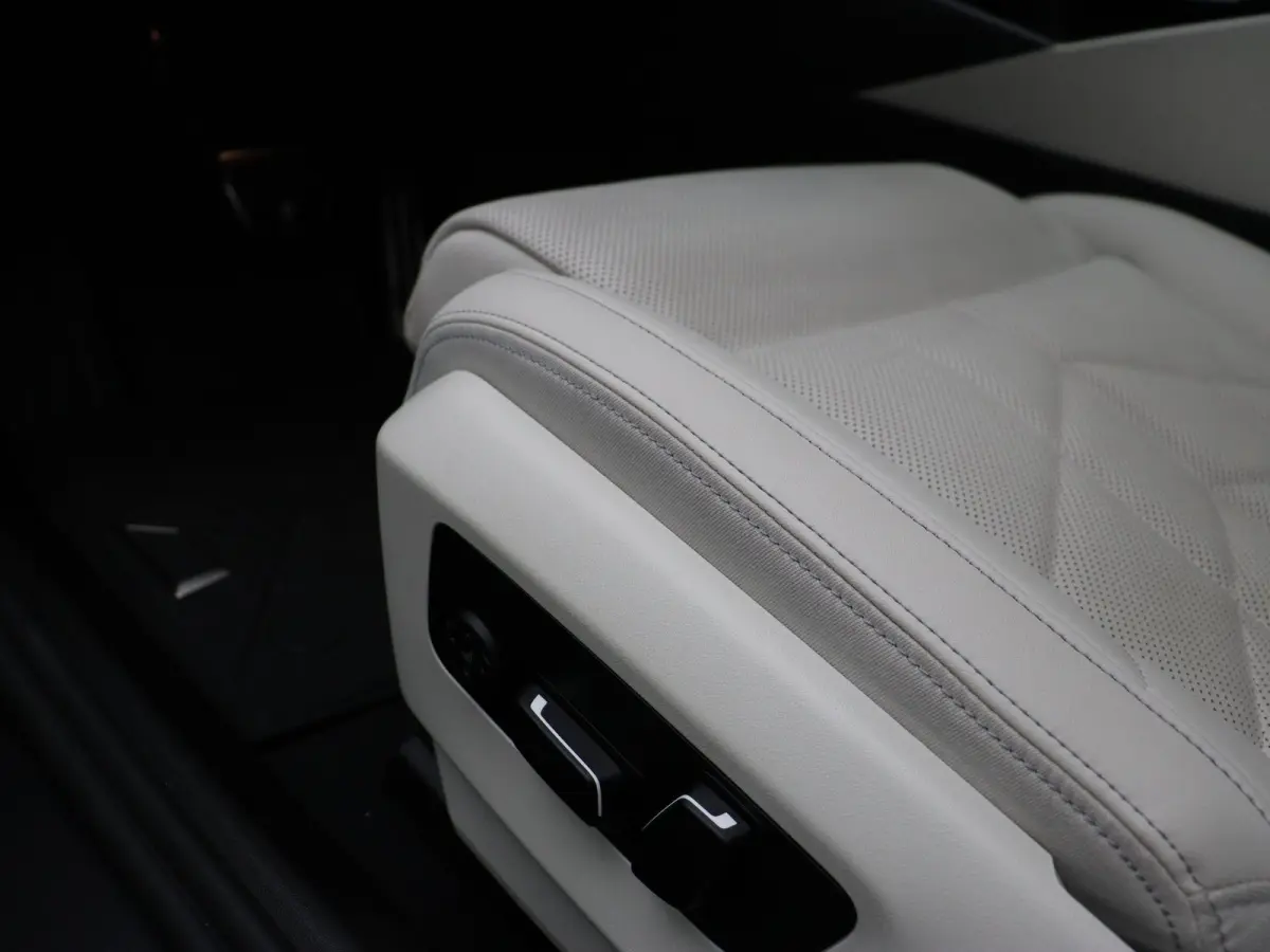 eDrive40 | M Sportpakket Pro | Innovation Pack | Travel Pack | Comfort Pack | SoH 92,3% | Stuurwielrand Verwarmd | Comfort Access | Panoramadak | Driving Assistant Professional | Bowers & Wi