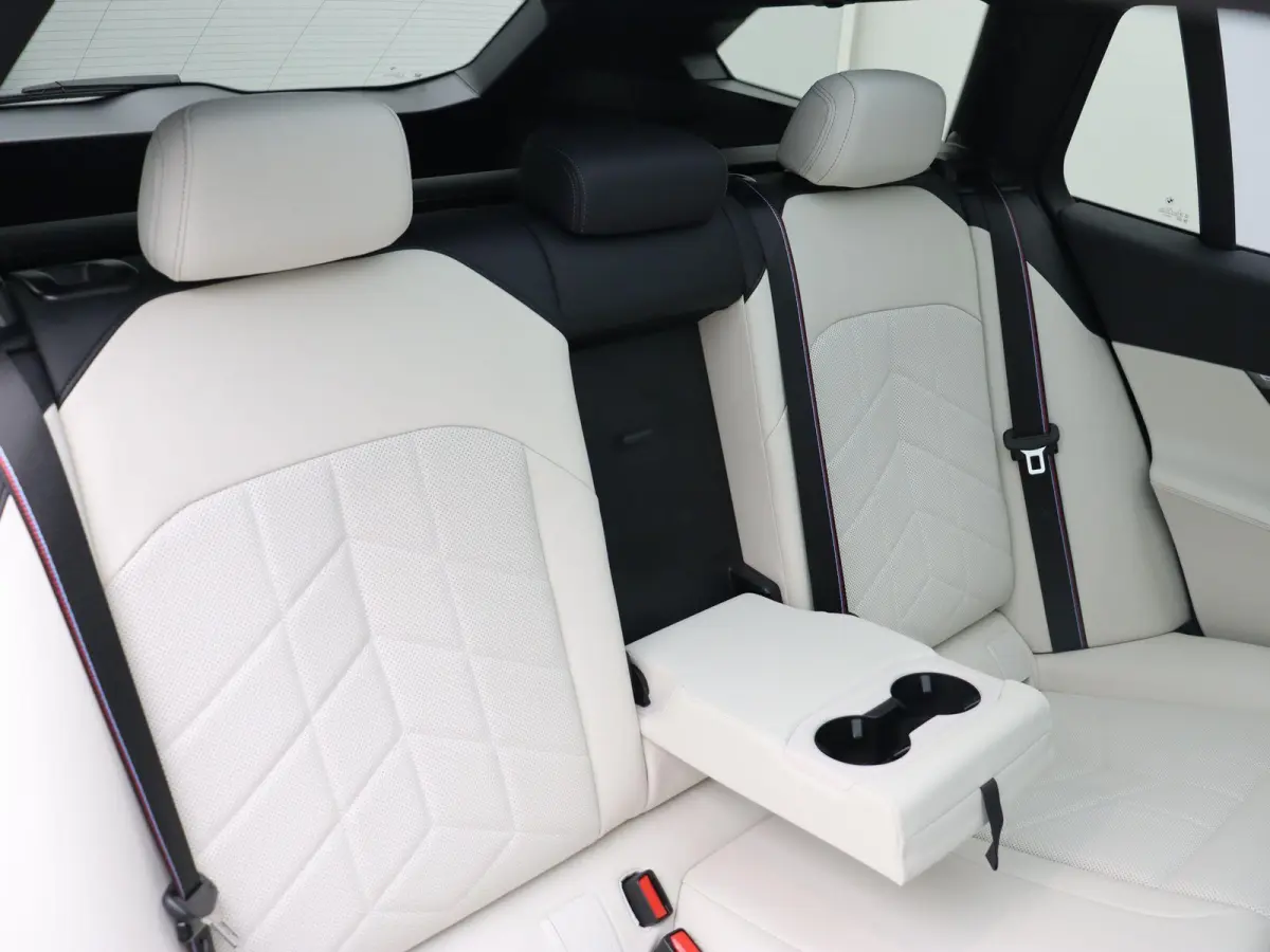 eDrive40 | M Sportpakket Pro | Innovation Pack | Travel Pack | Comfort Pack | SoH 92,3% | Stuurwielrand Verwarmd | Comfort Access | Panoramadak | Driving Assistant Professional | Bowers & Wi