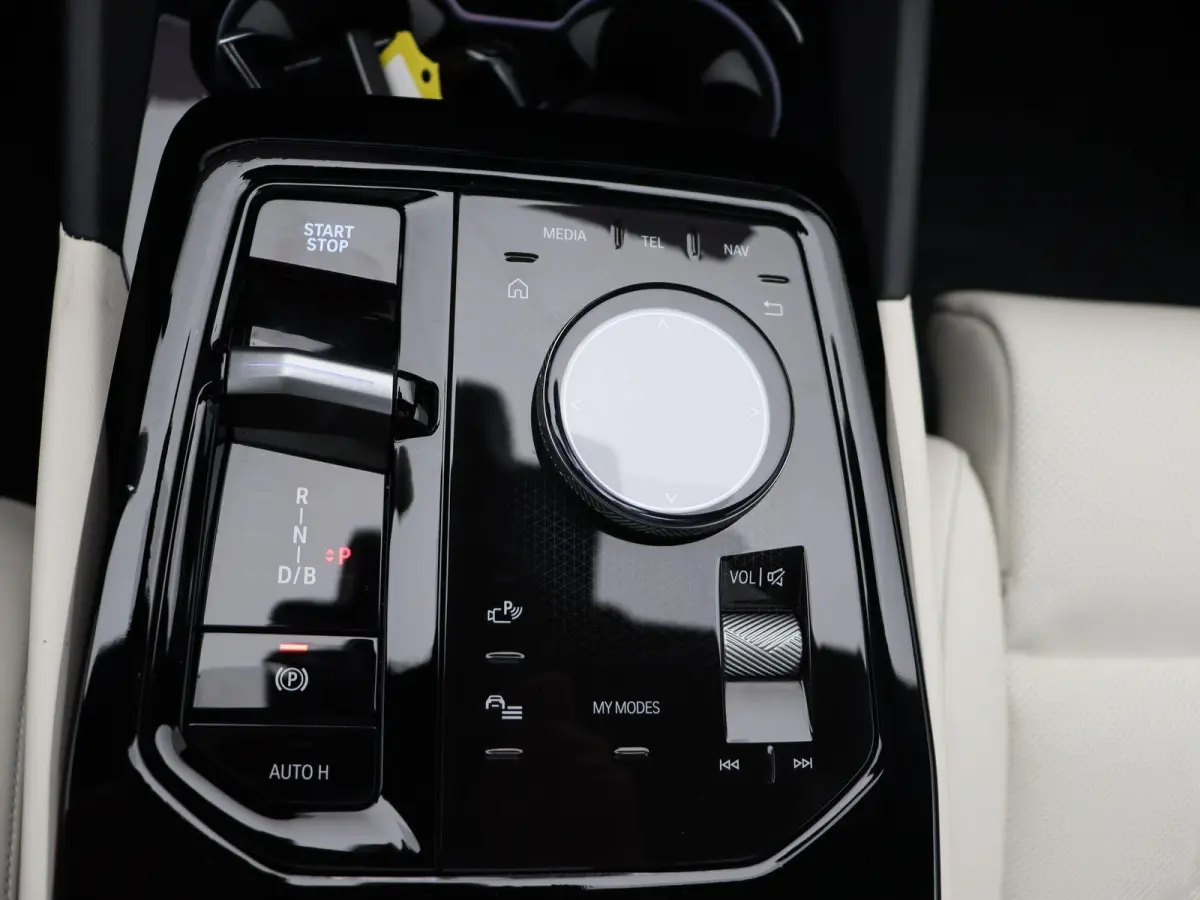 eDrive40 | M Sportpakket Pro | Innovation Pack | Travel Pack | Comfort Pack | SoH 92,3% | Stuurwielrand Verwarmd | Comfort Access | Panoramadak | Driving Assistant Professional | Bowers & Wi