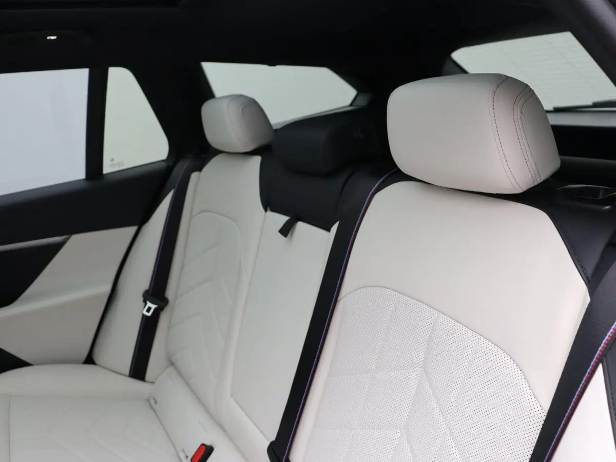 eDrive40 | M Sportpakket Pro | Innovation Pack | Travel Pack | Comfort Pack | SoH 92,3% | Stuurwielrand Verwarmd | Comfort Access | Panoramadak | Driving Assistant Professional | Bowers & Wi