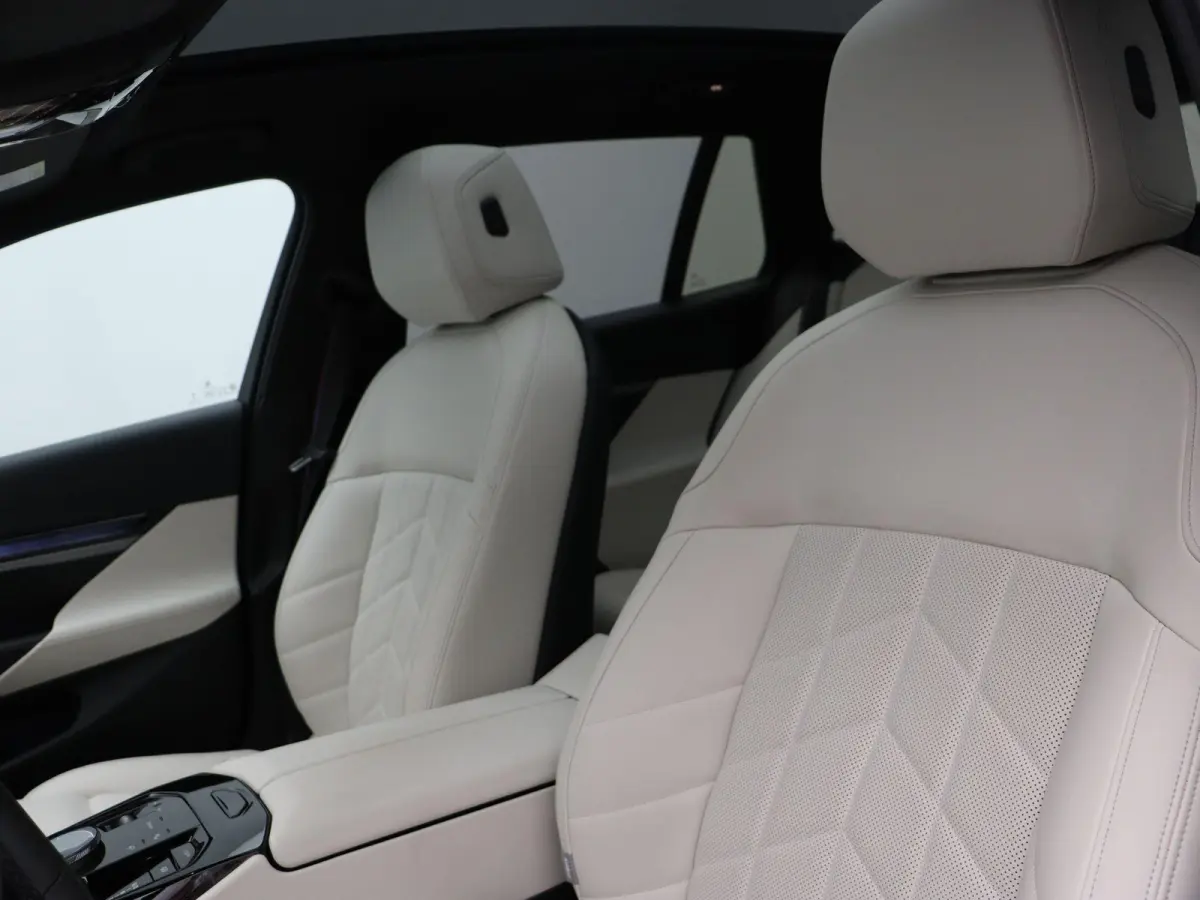 eDrive40 | M Sportpakket Pro | Innovation Pack | Travel Pack | Comfort Pack | SoH 92,3% | Stuurwielrand Verwarmd | Comfort Access | Panoramadak | Driving Assistant Professional | Bowers & Wi