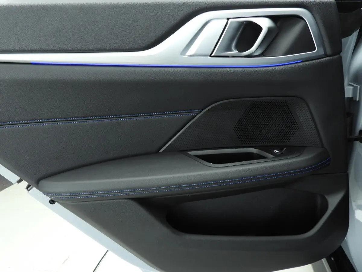 420i | M-Sportpakket | LED | Leder | Navigatie | Active cruise | Schuifdak | Sportstoelen | DAB | Hifi speakers | Alu 19 inch