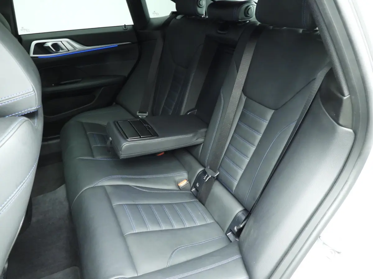 420i | M-Sportpakket | LED | Leder | Navigatie | Active cruise | Schuifdak | Sportstoelen | DAB | Hifi speakers | Alu 19 inch