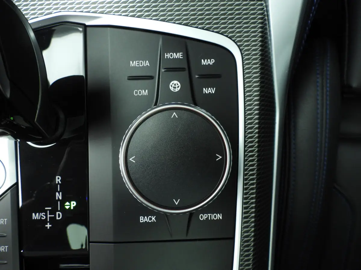 420i | M-Sportpakket | LED | Leder | Navigatie | Active cruise | Schuifdak | Sportstoelen | DAB | Hifi speakers | Alu 19 inch