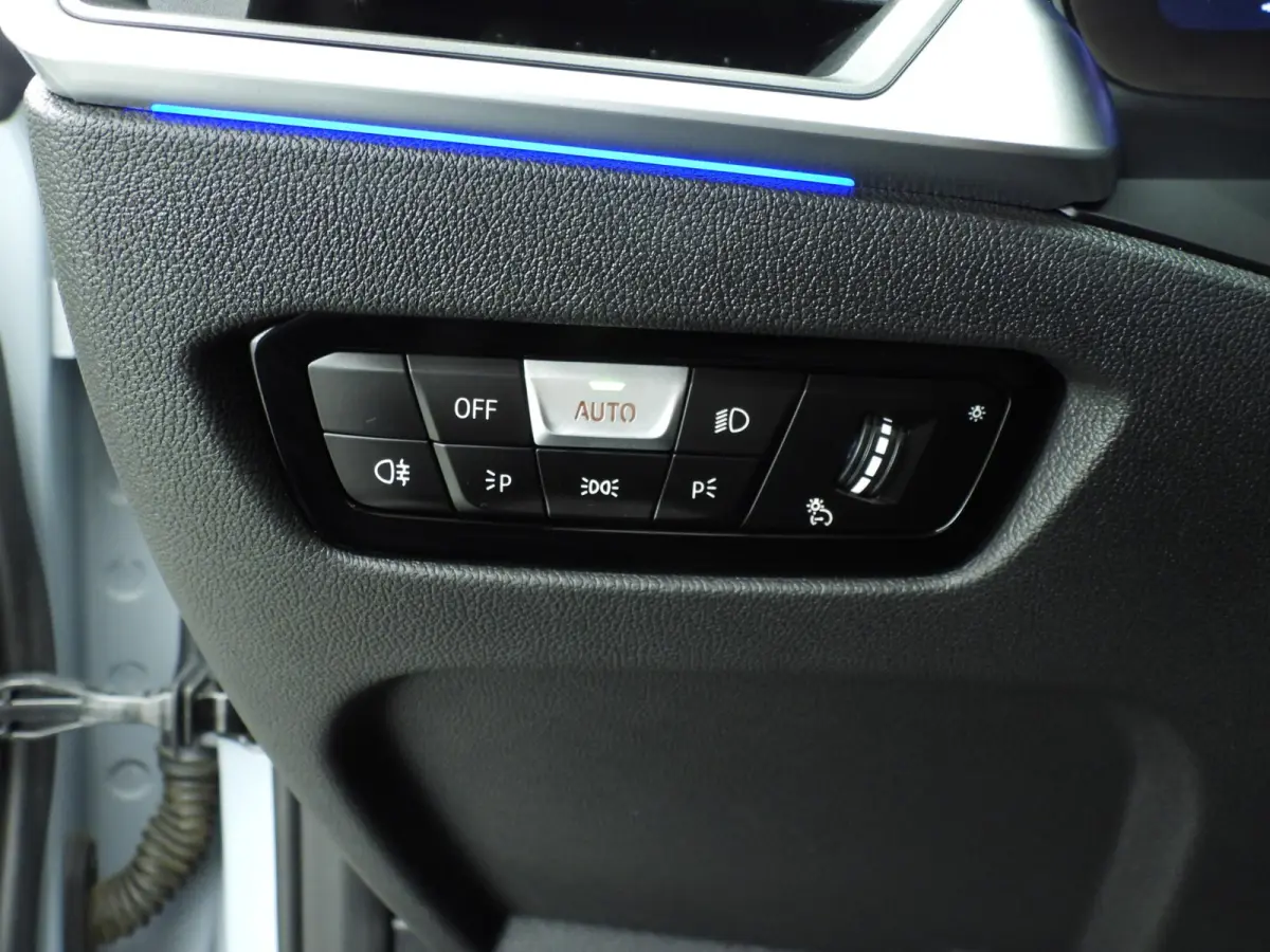 420i | M-Sportpakket | LED | Leder | Navigatie | Active cruise | Schuifdak | Sportstoelen | DAB | Hifi speakers | Alu 19 inch