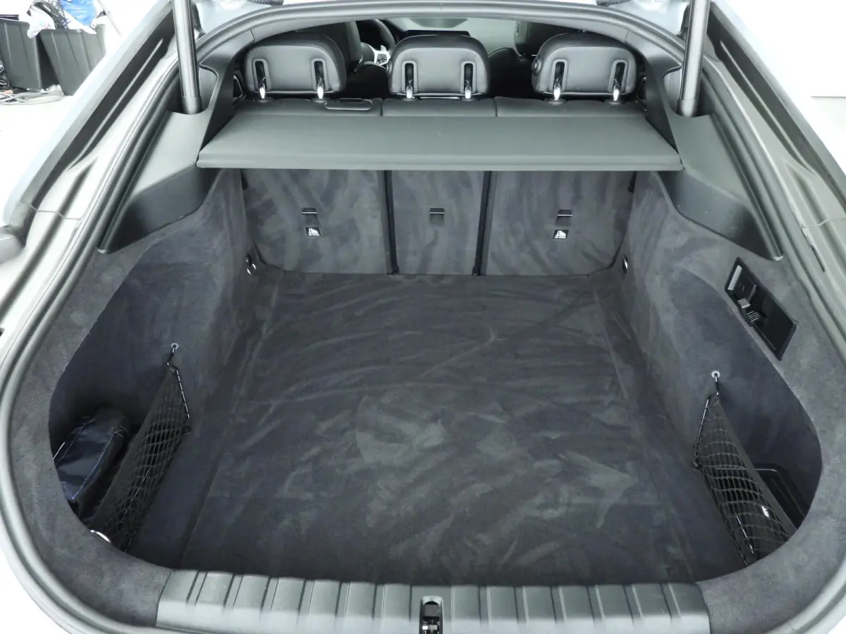 420i | M-Sportpakket | LED | Leder | Navigatie | Active cruise | Schuifdak | Sportstoelen | DAB | Hifi speakers | Alu 19 inch