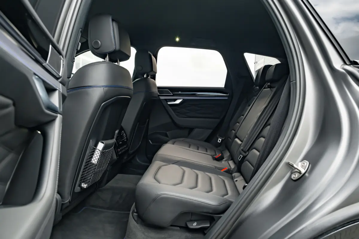 3.0 TSi eHybrid 4MOTION R l Trekhaak Elektr. l DYNAUDIO | SoH 99% l Nappa Leder l Elektr. Stoelen incl Memory l 21" Black/Graphite Matte l