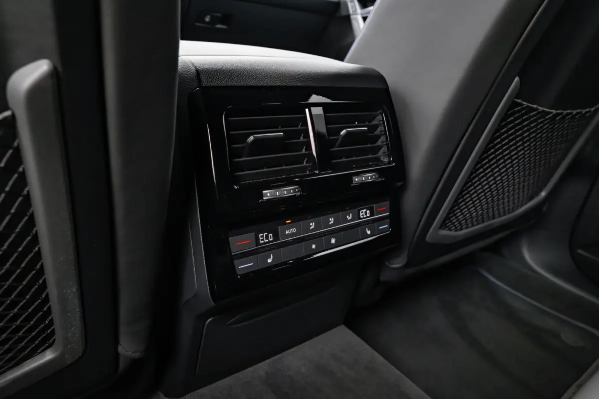 3.0 TSi eHybrid 4MOTION R l Trekhaak Elektr. l DYNAUDIO | SoH 99% l Nappa Leder l Elektr. Stoelen incl Memory l 21" Black/Graphite Matte l