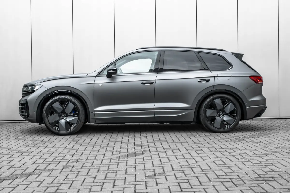 3.0 TSi eHybrid 4MOTION R l Trekhaak Elektr. l DYNAUDIO | SoH 99% l Nappa Leder l Elektr. Stoelen incl Memory l 21" Black/Graphite Matte l