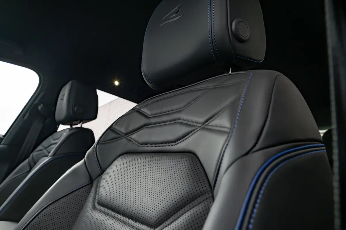 3.0 TSi eHybrid 4MOTION R l Trekhaak Elektr. l DYNAUDIO | SoH 99% l Nappa Leder l Elektr. Stoelen incl Memory l 21" Black/Graphite Matte l