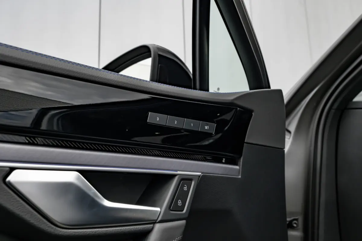 3.0 TSi eHybrid 4MOTION R l Trekhaak Elektr. l DYNAUDIO | SoH 99% l Nappa Leder l Elektr. Stoelen incl Memory l 21" Black/Graphite Matte l
