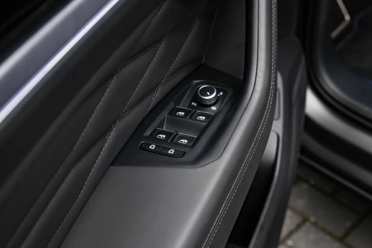 3.0 TSi eHybrid 4MOTION R l Trekhaak Elektr. l DYNAUDIO | SoH 99% l Nappa Leder l Elektr. Stoelen incl Memory l 21" Black/Graphite Matte l