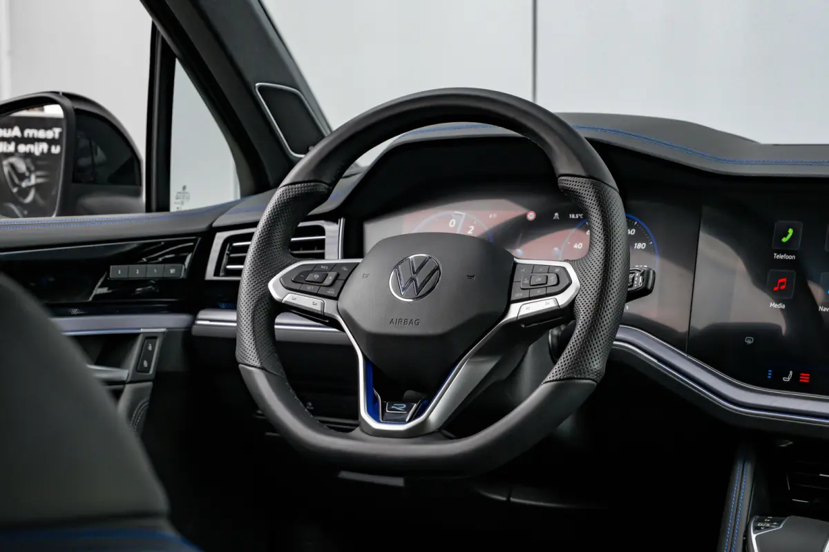 3.0 TSi eHybrid 4MOTION R l Trekhaak Elektr. l DYNAUDIO | SoH 99% l Nappa Leder l Elektr. Stoelen incl Memory l 21" Black/Graphite Matte l