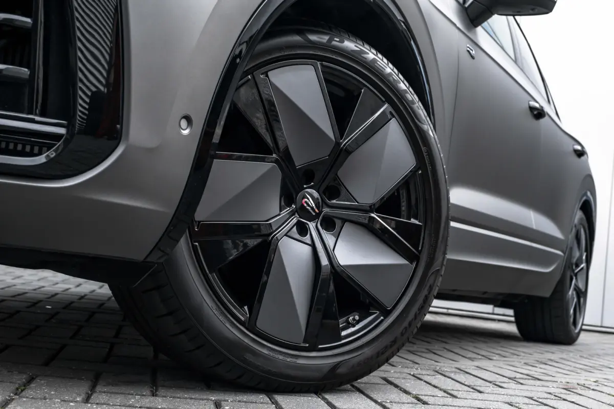 3.0 TSi eHybrid 4MOTION R l Trekhaak Elektr. l DYNAUDIO | SoH 99% l Nappa Leder l Elektr. Stoelen incl Memory l 21" Black/Graphite Matte l