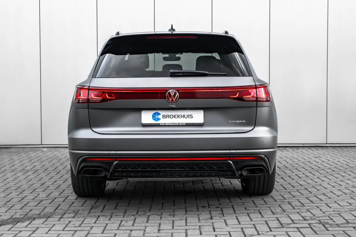 3.0 TSi eHybrid 4MOTION R l Trekhaak Elektr. l DYNAUDIO | SoH 99% l Nappa Leder l Elektr. Stoelen incl Memory l 21" Black/Graphite Matte l
