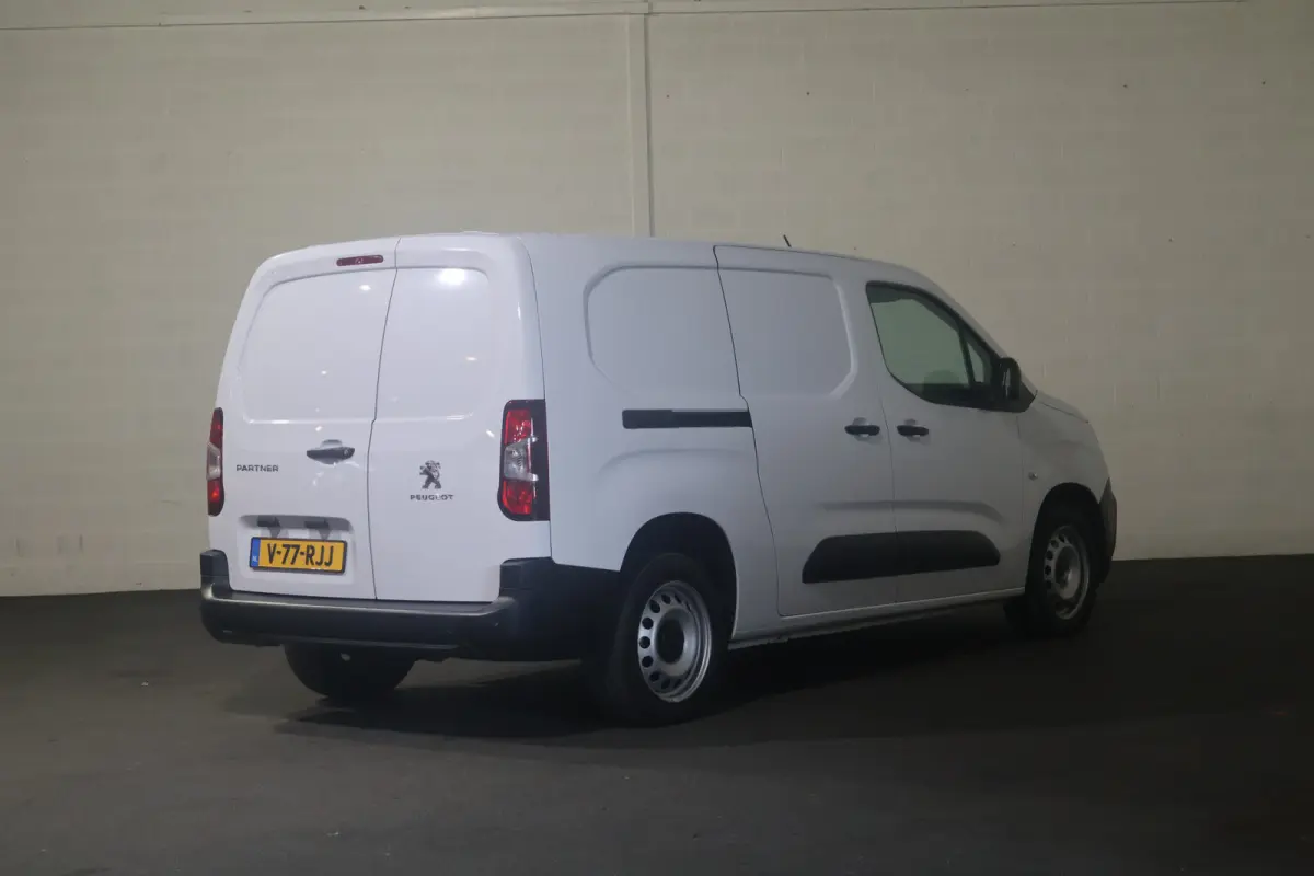 1.5 BlueHDI Premium Long 130PK Automaat Navigatie