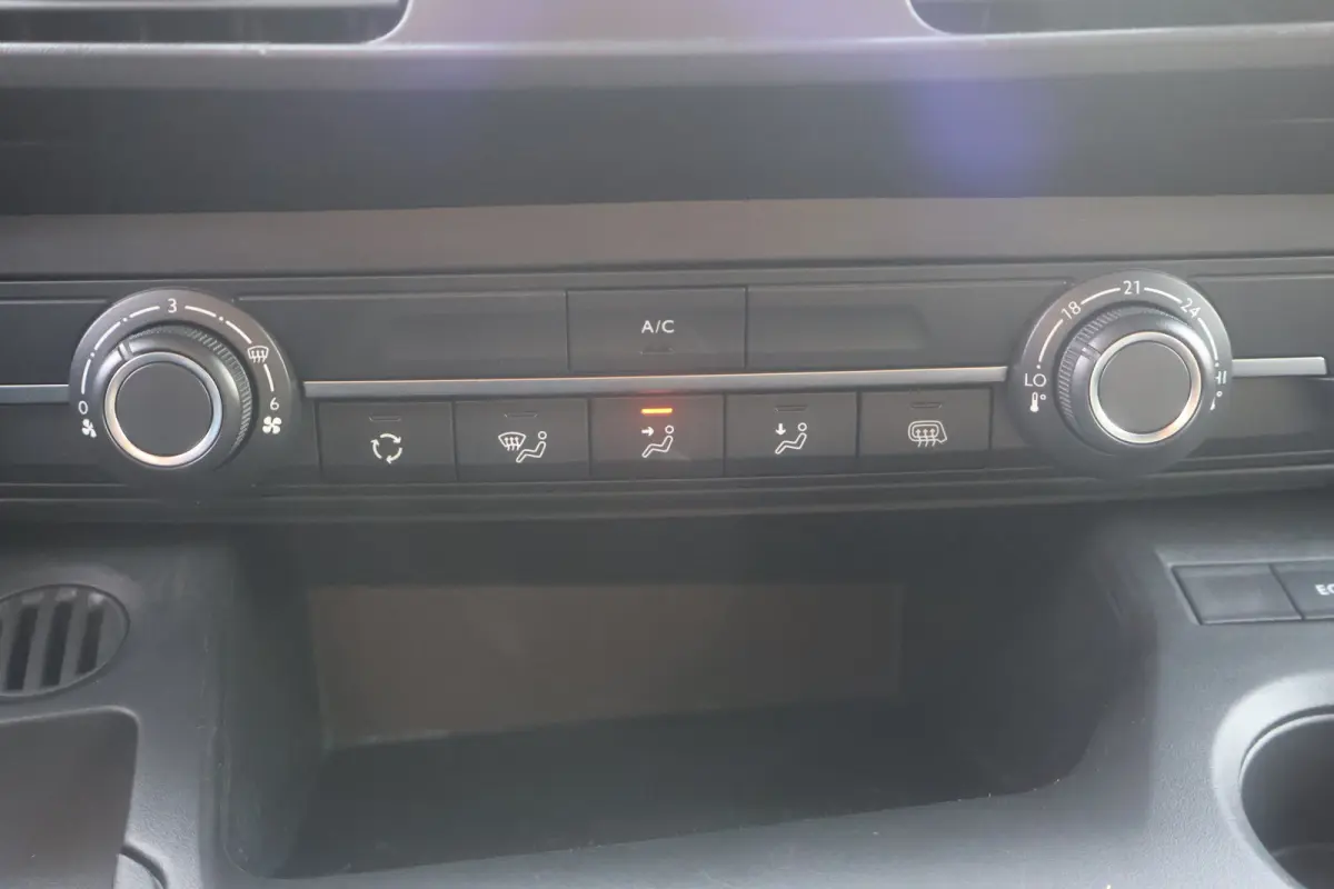 1.5 BlueHDI Premium Long 130PK Automaat Navigatie