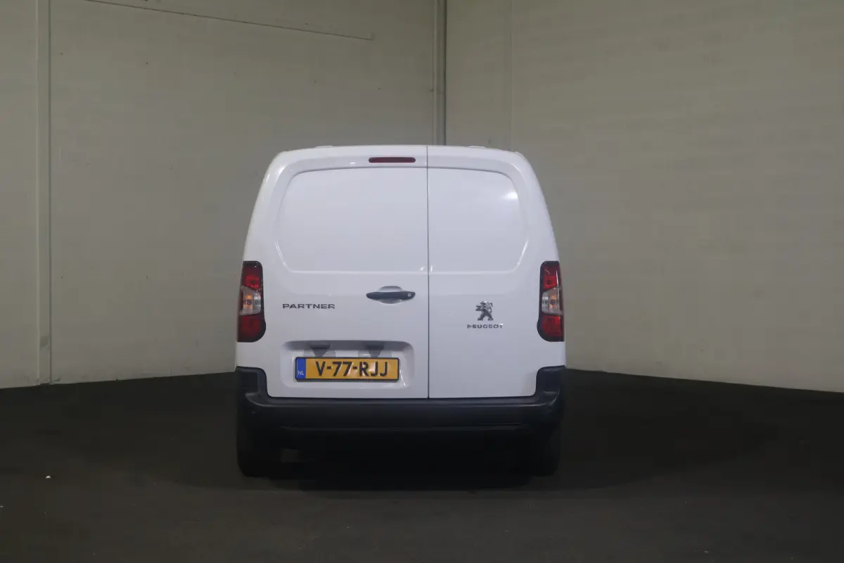 1.5 BlueHDI Premium Long 130PK Automaat Navigatie