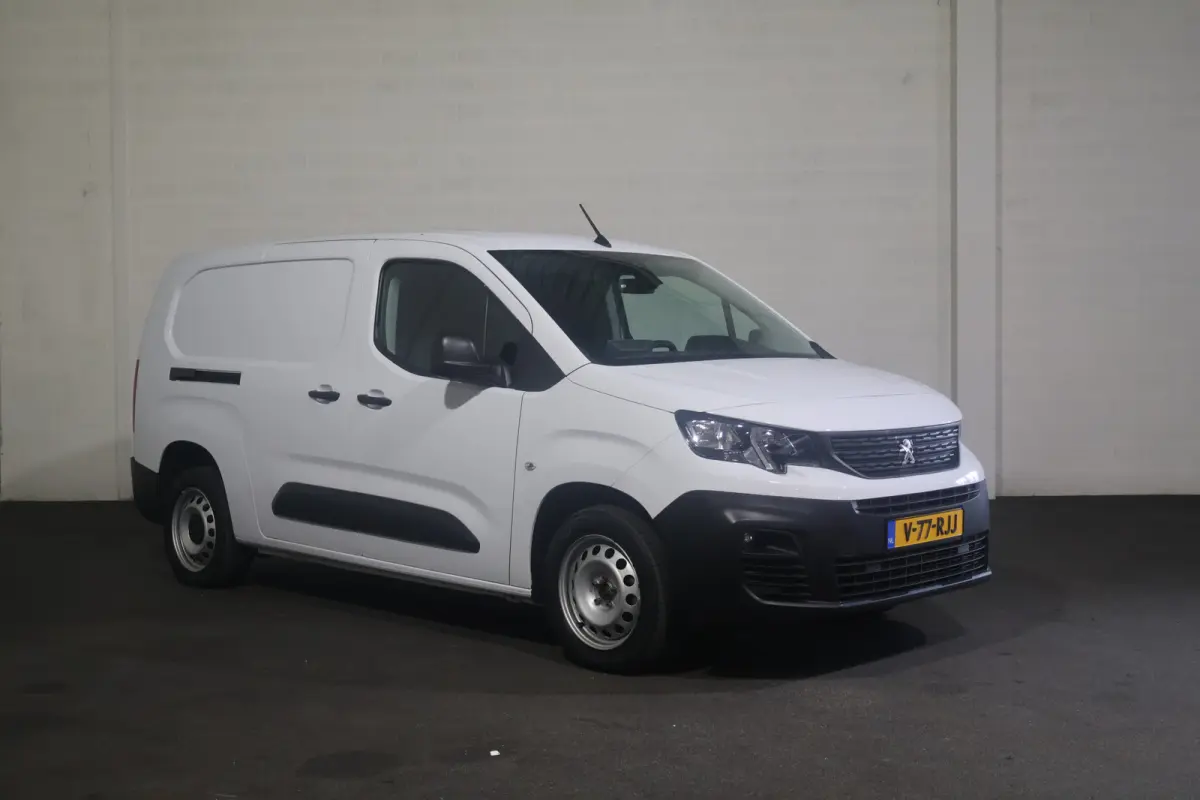1.5 BlueHDI Premium Long 130PK Automaat Navigatie