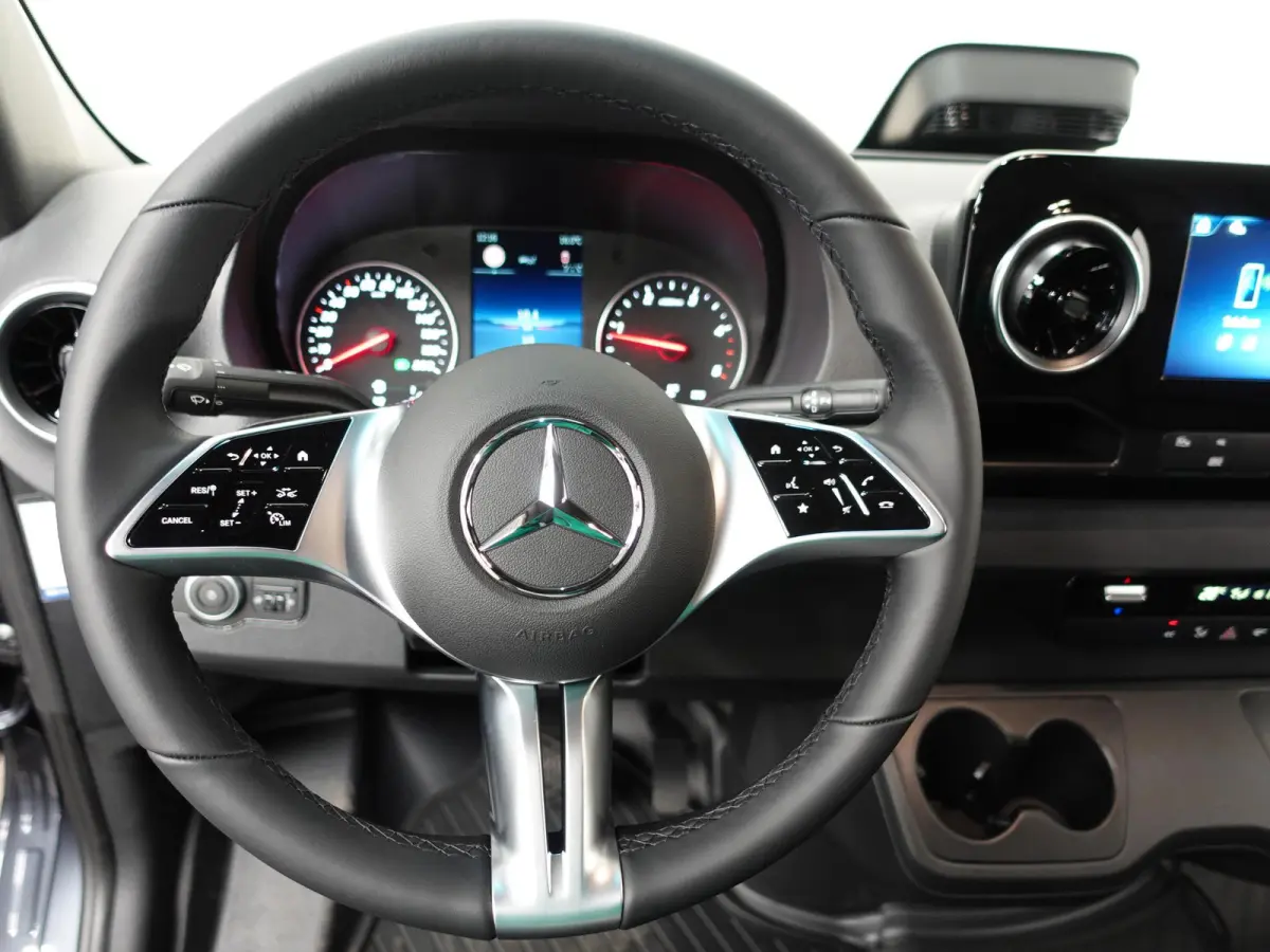 315 L3H2 Automaat Trekhaak Airco Adaptive Cruise Control Parkeersensoren Camera Leder