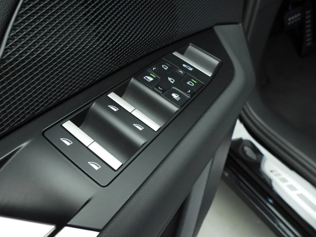 50 xDrive | M-Sportpakket | LED | HUD | Active cruise | SOH 100% | Panoramadak | Trekhaak | DAB | Harman-kardon sound | Alu 22 inch