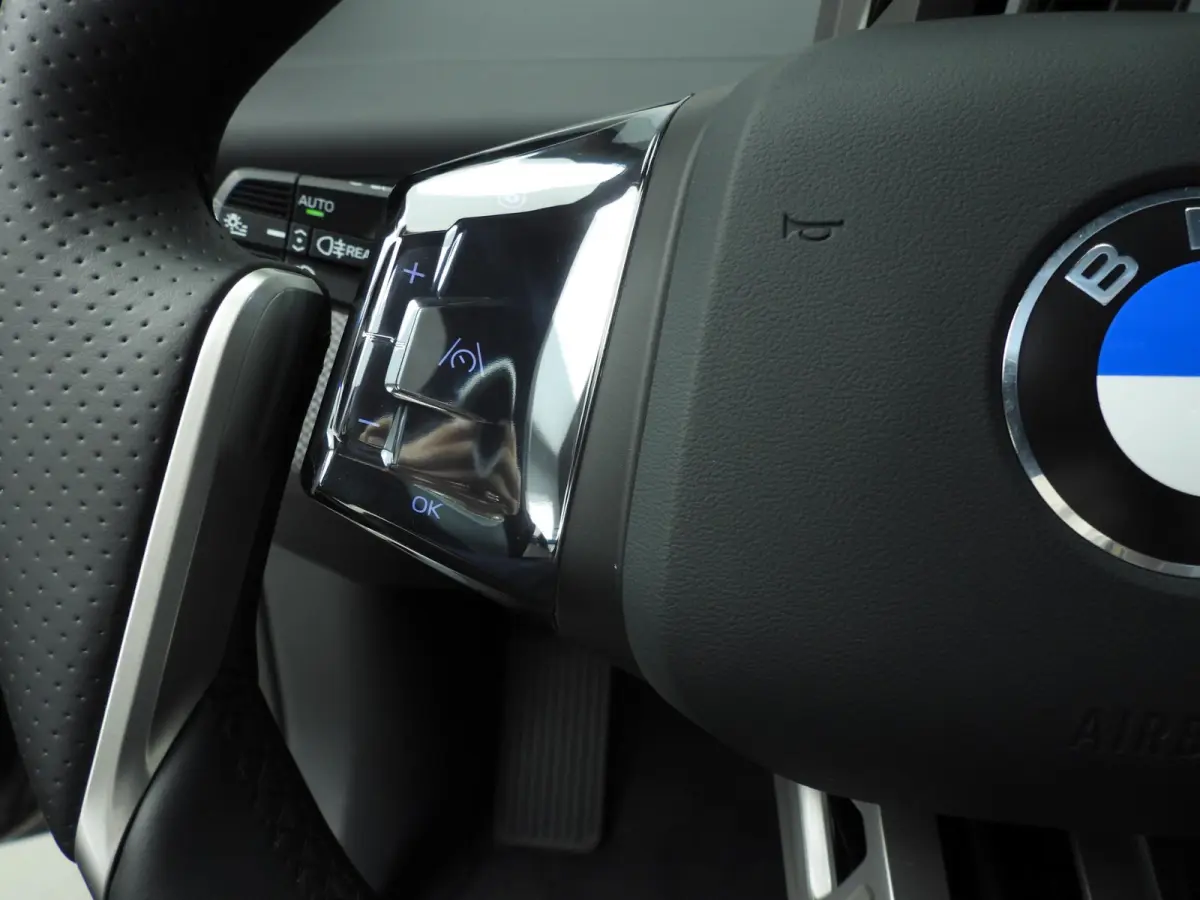 50 xDrive | M-Sportpakket | LED | HUD | Active cruise | SOH 100% | Panoramadak | Trekhaak | DAB | Harman-kardon sound | Alu 22 inch