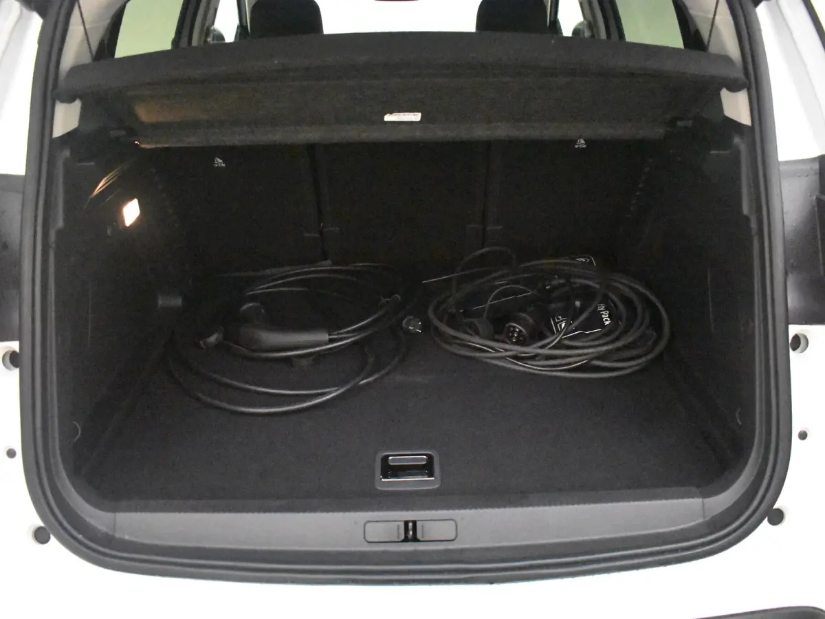 1.6 Plug-in Hybrid 180 Business Plus l Dodehoek Assist l Camera l Parkeersensoren l Navi l Stoelverwarming l Apple Car play / Android l