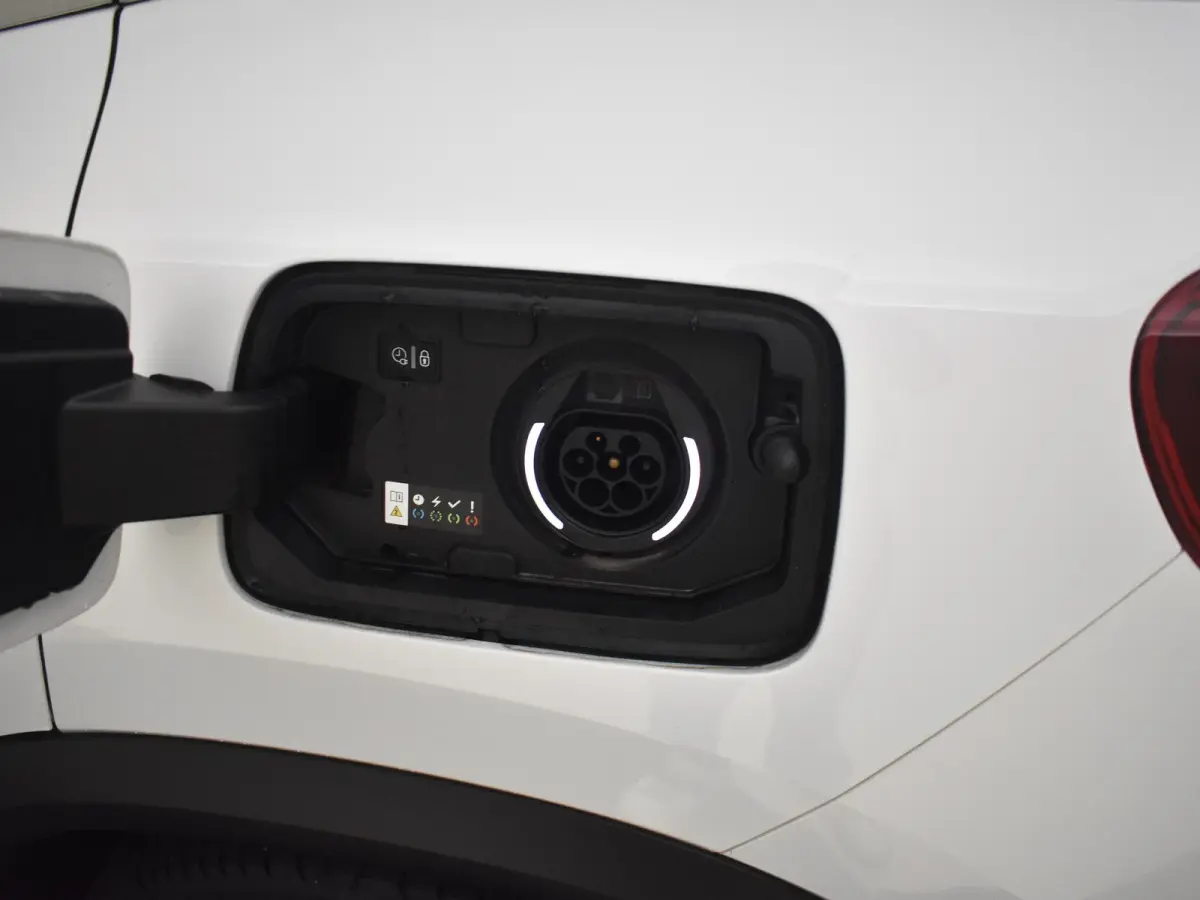 1.6 Plug-in Hybrid 180 Business Plus l Dodehoek Assist l Camera l Parkeersensoren l Navi l Stoelverwarming l Apple Car play / Android l