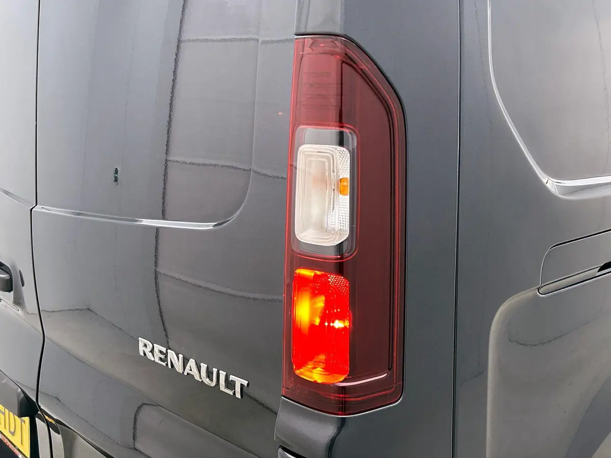 2.0 Blue dCi 150PK Automaat L2H1 Dubbele Cabine Navigatie Airco Lichtmetalen velgen Betimmering Trekhaak Camera Parkeer sensoren Dab