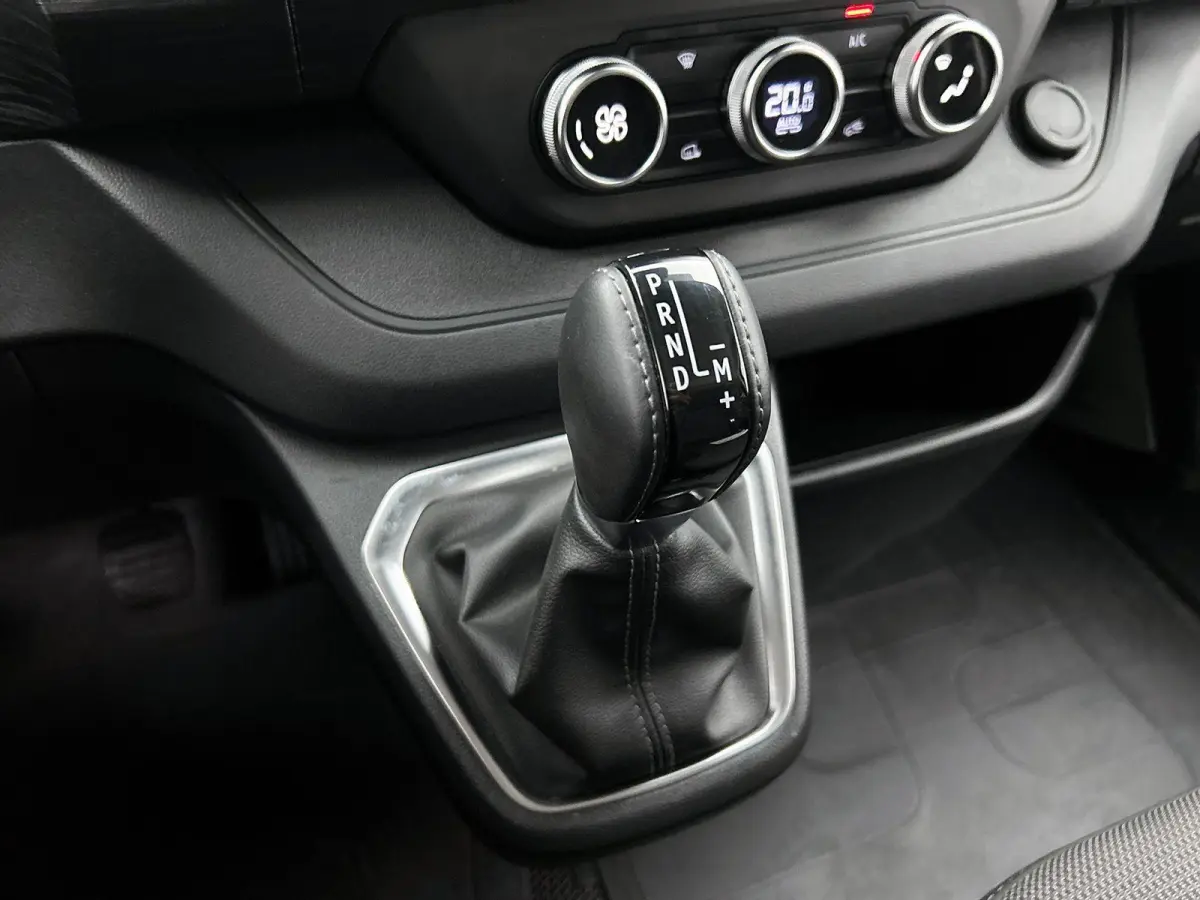 2.0 Blue dCi 150PK Automaat L2H1 Dubbele Cabine Navigatie Airco Lichtmetalen velgen Betimmering Trekhaak Camera Parkeer sensoren Dab