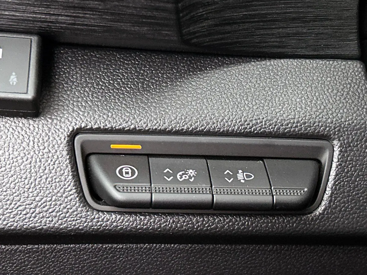 2.0 Blue dCi 150PK Automaat L2H1 Dubbele Cabine Navigatie Airco Lichtmetalen velgen Betimmering Trekhaak Camera Parkeer sensoren Dab