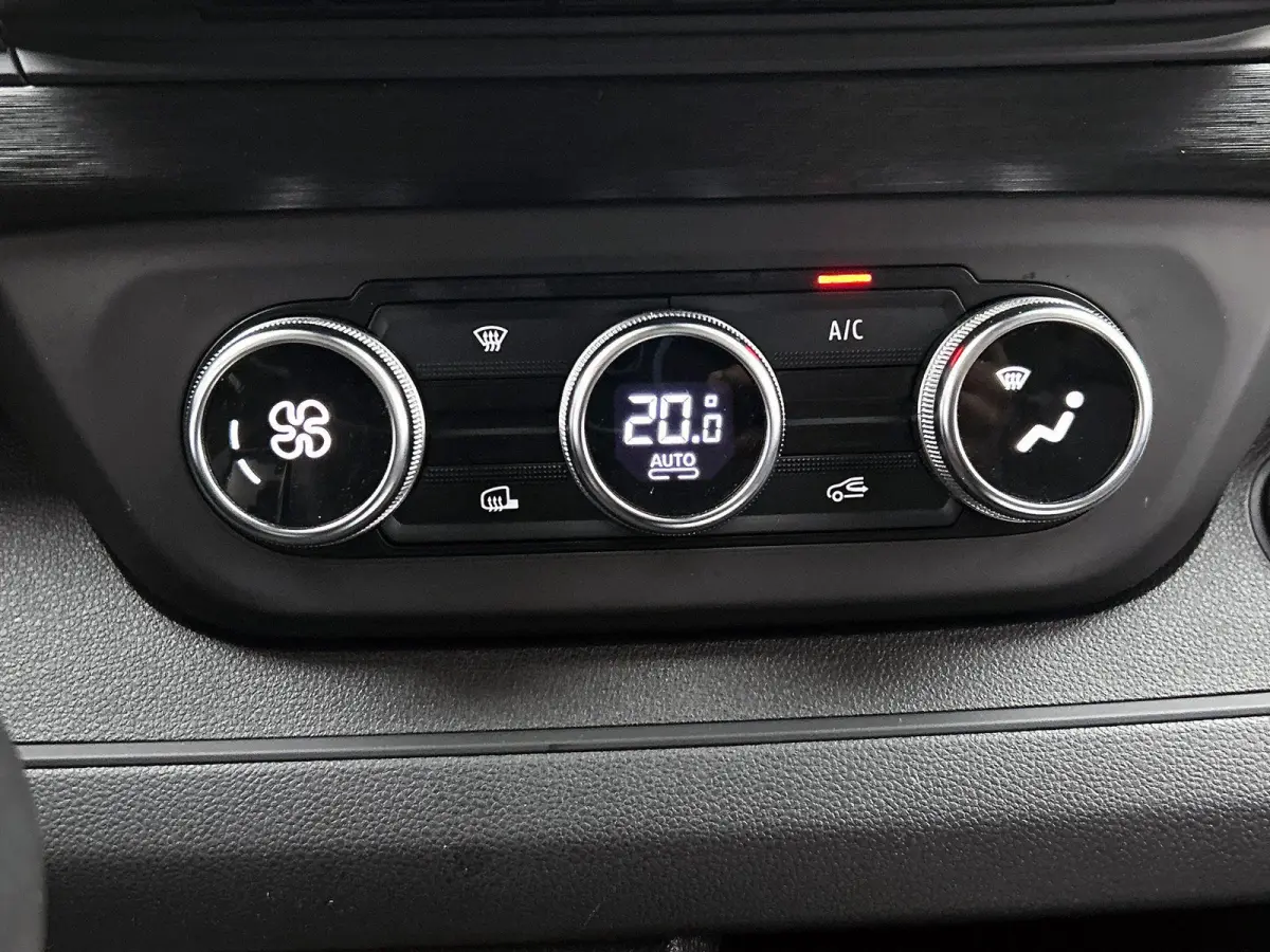 2.0 Blue dCi 150PK Automaat L2H1 Dubbele Cabine Navigatie Airco Lichtmetalen velgen Betimmering Trekhaak Camera Parkeer sensoren Dab