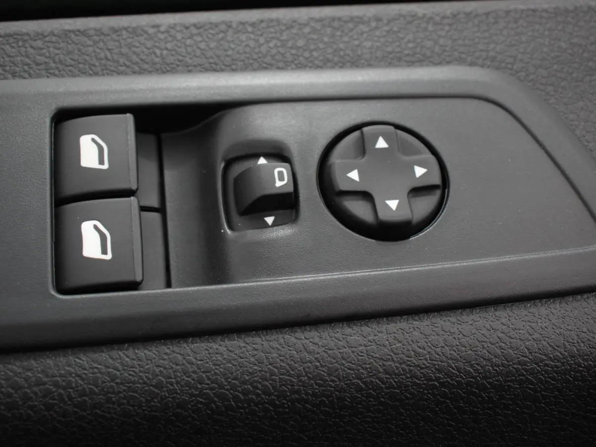 L2 136 Automaat 75 kWh Automatische Airco Multimedia scherm Cruise Control Dab