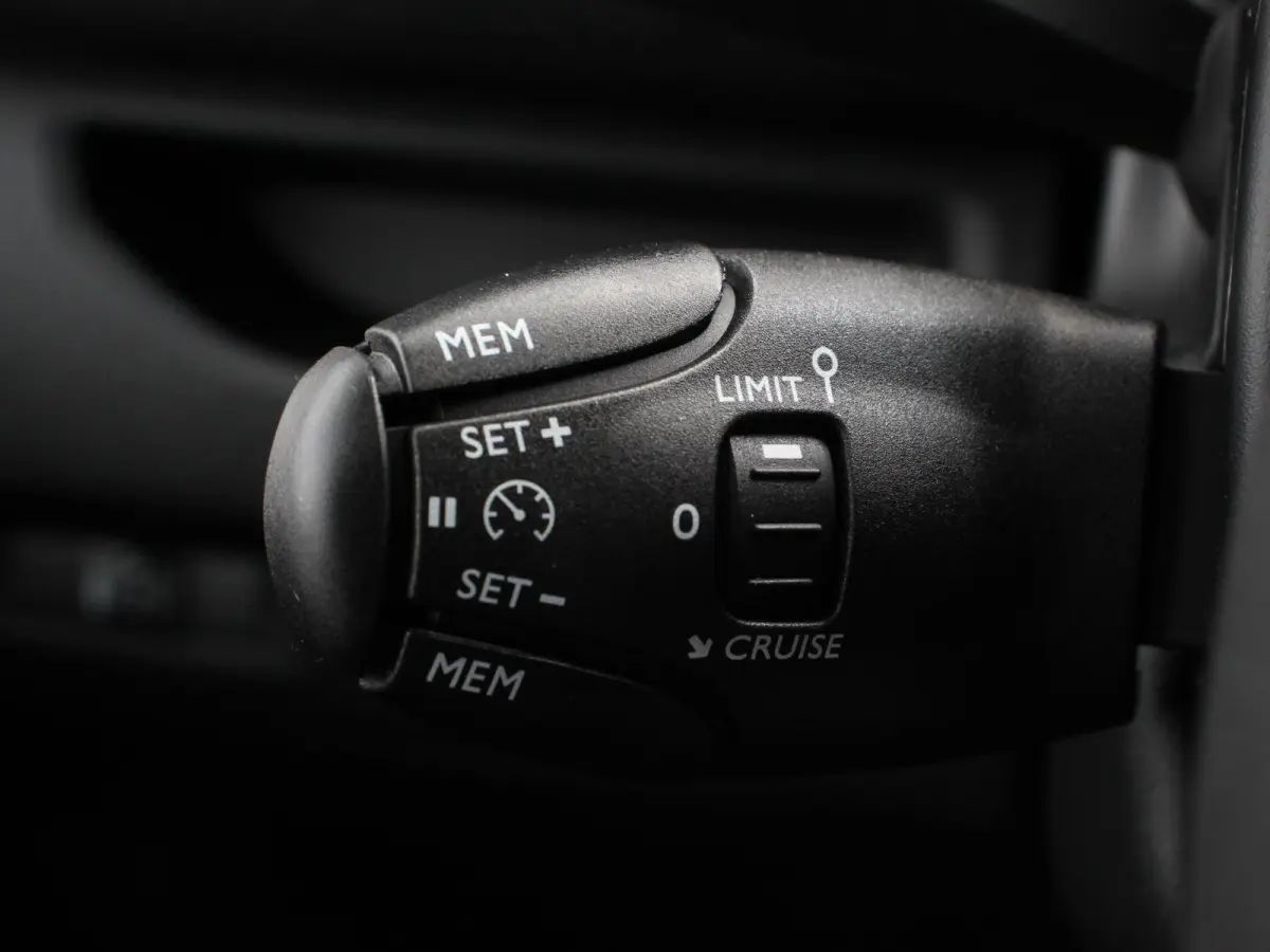 L2 136 Automaat 75 kWh Automatische Airco Multimedia scherm Cruise Control Dab