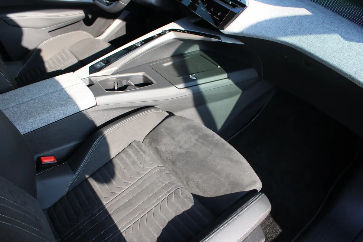 GT Avantage 73 kWh 7p | Fase 3 laden | SOH 100% | Luxe stoelen | Elektrische verstelbare stoelen | Alcantara | NL auto |