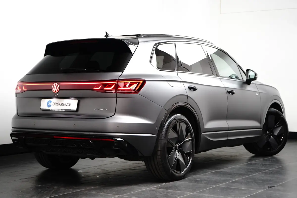 3.0 TSi eHybrid 4MOTION R Edition l Panoramadak l Luchtvering l 360gr Camera l Stoelkoeling l Massage l Elektr. Stoel Incl Memory l