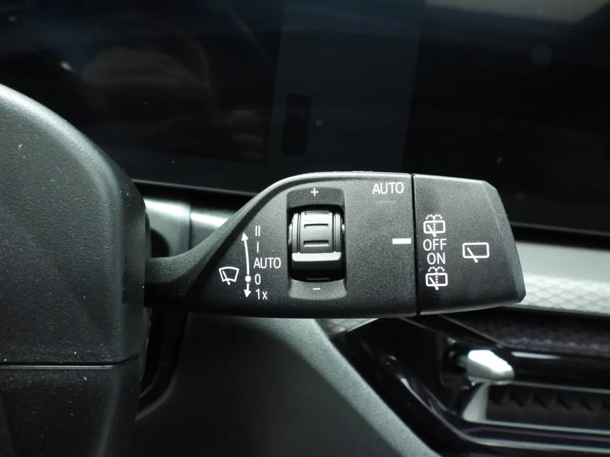 320i | M-Sportpakket | LED | Navigatie | Panoramadak | trekhaak | Stoelverwarming | DAB | Hifi speakers | Alu 18 inch