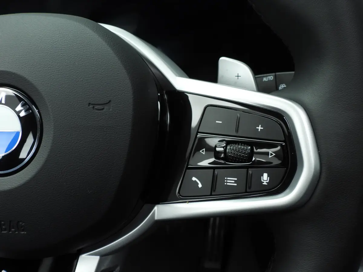 320i | M-Sportpakket | LED | Navigatie | Panoramadak | trekhaak | Stoelverwarming | DAB | Hifi speakers | Alu 18 inch