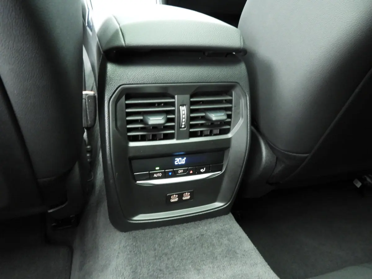 320i | M-Sportpakket | LED | Navigatie | Panoramadak | trekhaak | Stoelverwarming | DAB | Hifi speakers | Alu 18 inch