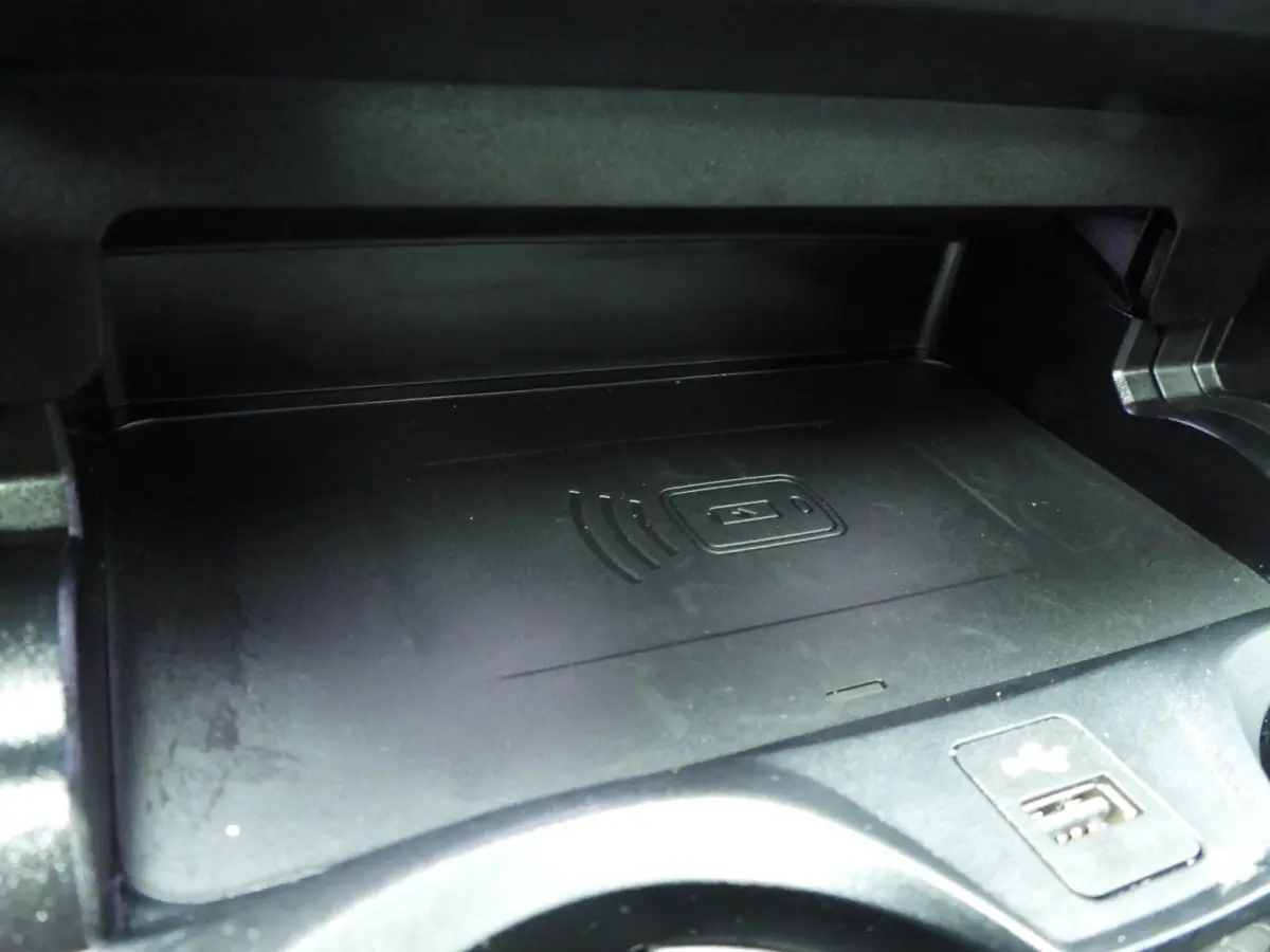320i | M-Sportpakket | LED | Navigatie | Panoramadak | trekhaak | Stoelverwarming | DAB | Hifi speakers | Alu 18 inch