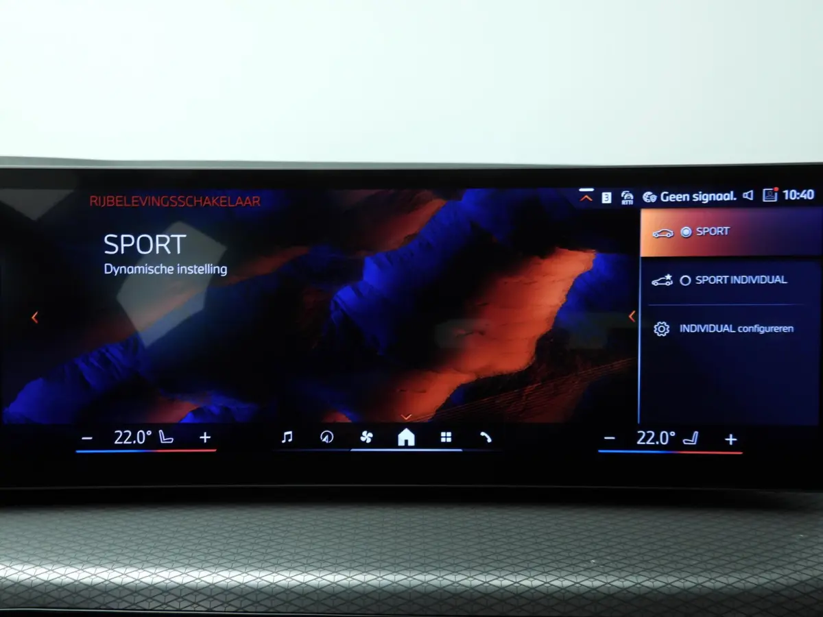 320i | M-Sportpakket | LED | Navigatie | Panoramadak | trekhaak | Stoelverwarming | DAB | Hifi speakers | Alu 18 inch