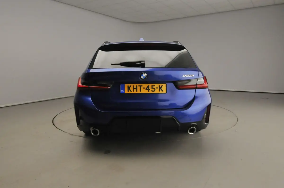 320i | M-Sportpakket | LED | Navigatie | Panoramadak | trekhaak | Stoelverwarming | DAB | Hifi speakers | Alu 18 inch
