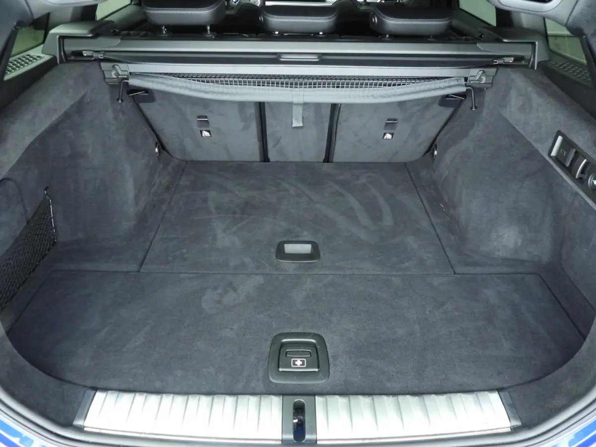 320i | M-Sportpakket | LED | Navigatie | Panoramadak | trekhaak | Stoelverwarming | DAB | Hifi speakers | Alu 18 inch