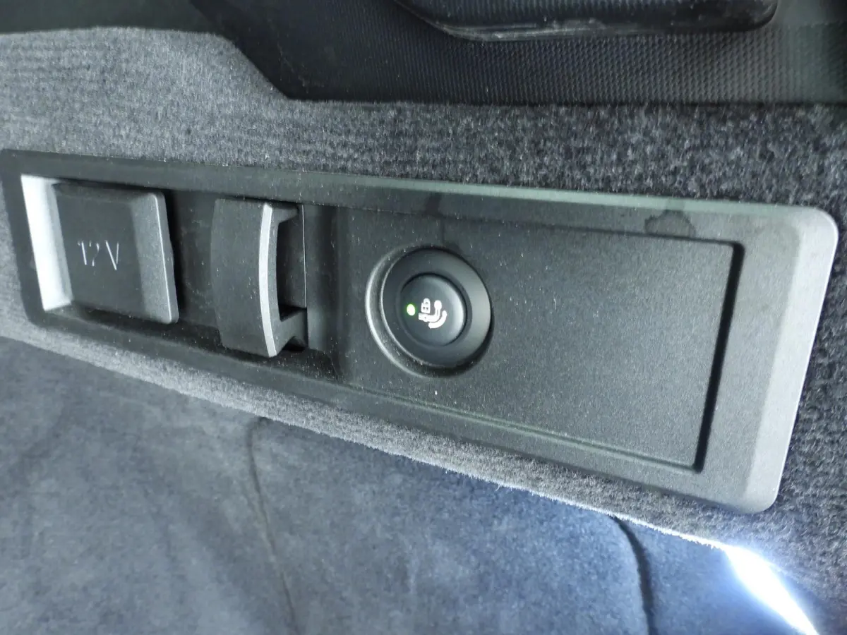 320i | M-Sportpakket | LED | Navigatie | Panoramadak | trekhaak | Stoelverwarming | DAB | Hifi speakers | Alu 18 inch