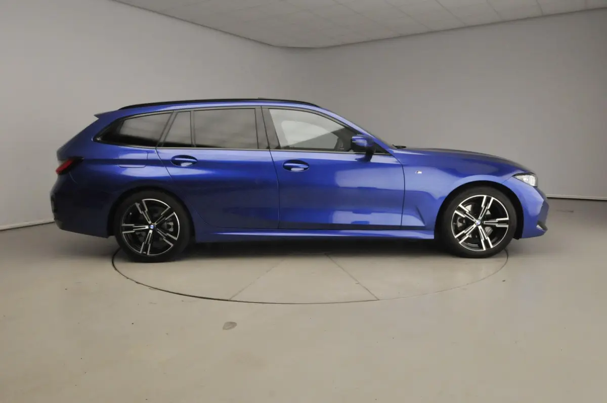 320i | M-Sportpakket | LED | Navigatie | Panoramadak | trekhaak | Stoelverwarming | DAB | Hifi speakers | Alu 18 inch