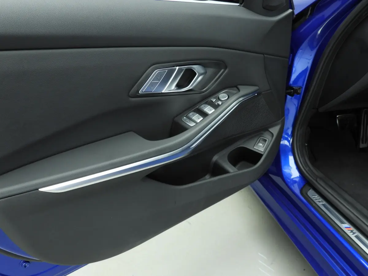 320i | M-Sportpakket | LED | Navigatie | Panoramadak | trekhaak | Stoelverwarming | DAB | Hifi speakers | Alu 18 inch