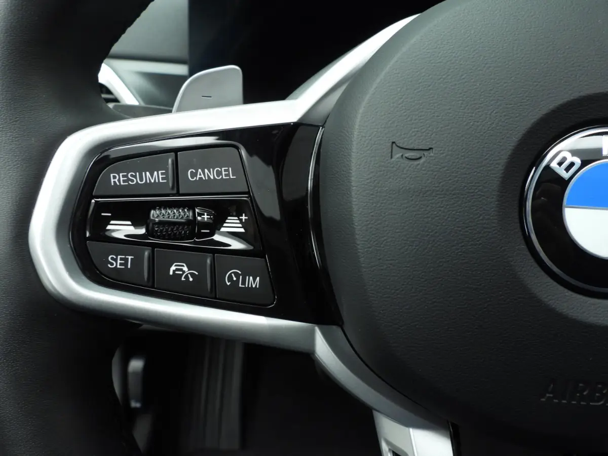 320i | M-Sportpakket | LED | Navigatie | Panoramadak | trekhaak | Stoelverwarming | DAB | Hifi speakers | Alu 18 inch
