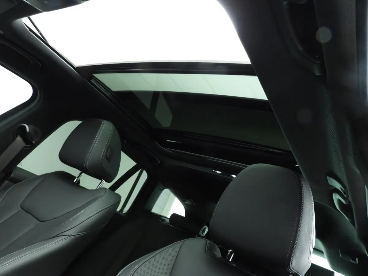 320i | M-Sportpakket | LED | Navigatie | Panoramadak | trekhaak | Stoelverwarming | DAB | Hifi speakers | Alu 18 inch